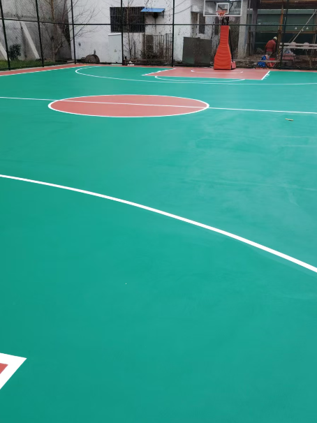 东河 球场长期使用易出现地面开裂